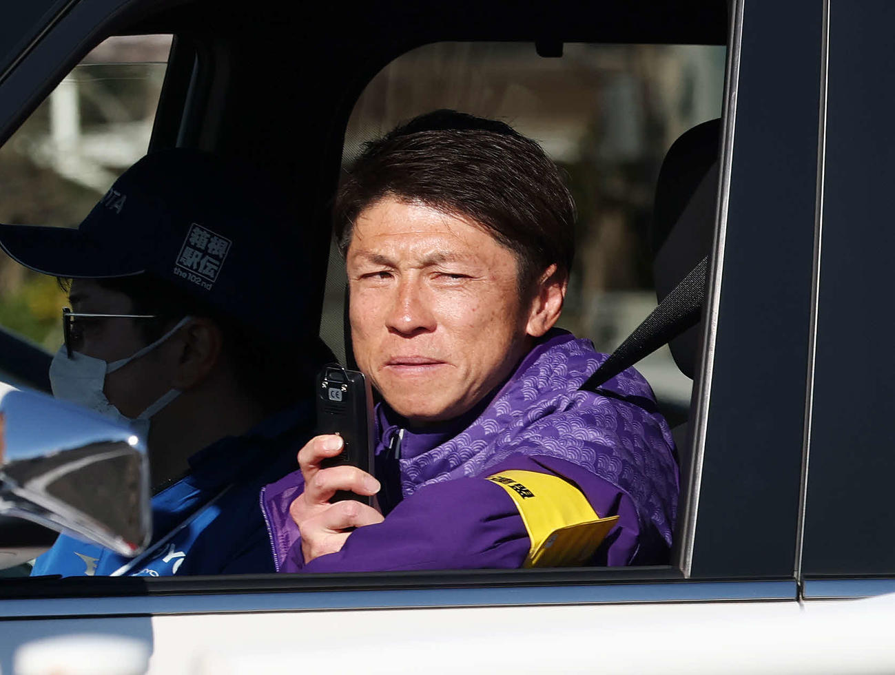 戸塚中継所で厳しい表情を見せる駒大・藤田監督（撮影・宮地輝）