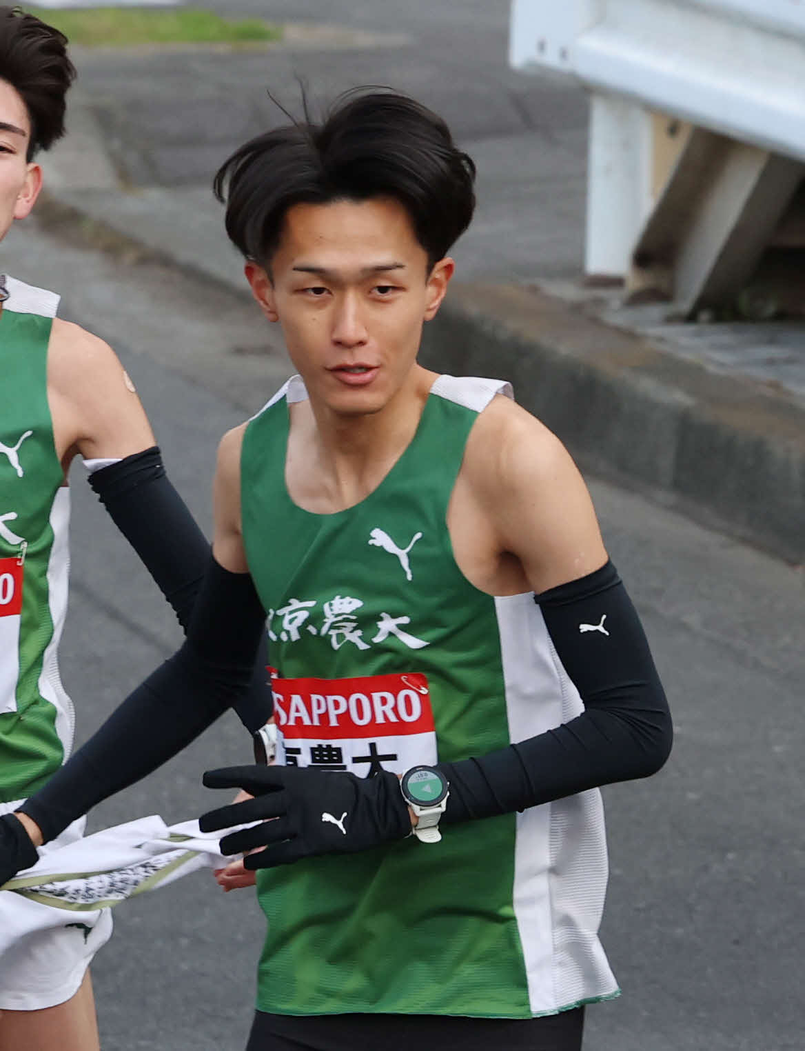 鶴見中継所でタスキを受け取り走り出す東農大・前田（撮影・増田悦実）