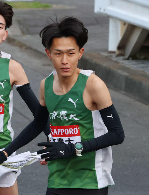 鶴見中継所でタスキを受け取り走り出す東農大・前田（撮影・増田悦実）