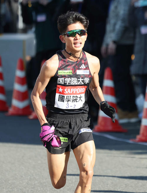 戸塚中継所に駆け込む国学院大2区上原（撮影・宮地輝）