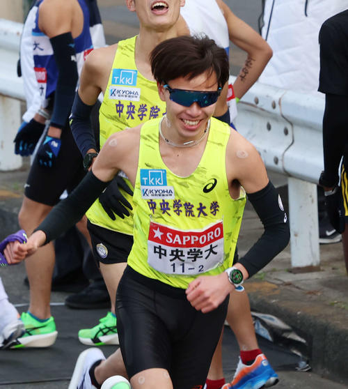 鶴見中継所でタスキを受け取り走り出す中央学院大・市川（撮影・増田悦実）