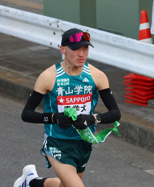 鶴見中継所でタスキを受け取り走り出す青山学院大・飯田（撮影・増田悦実）