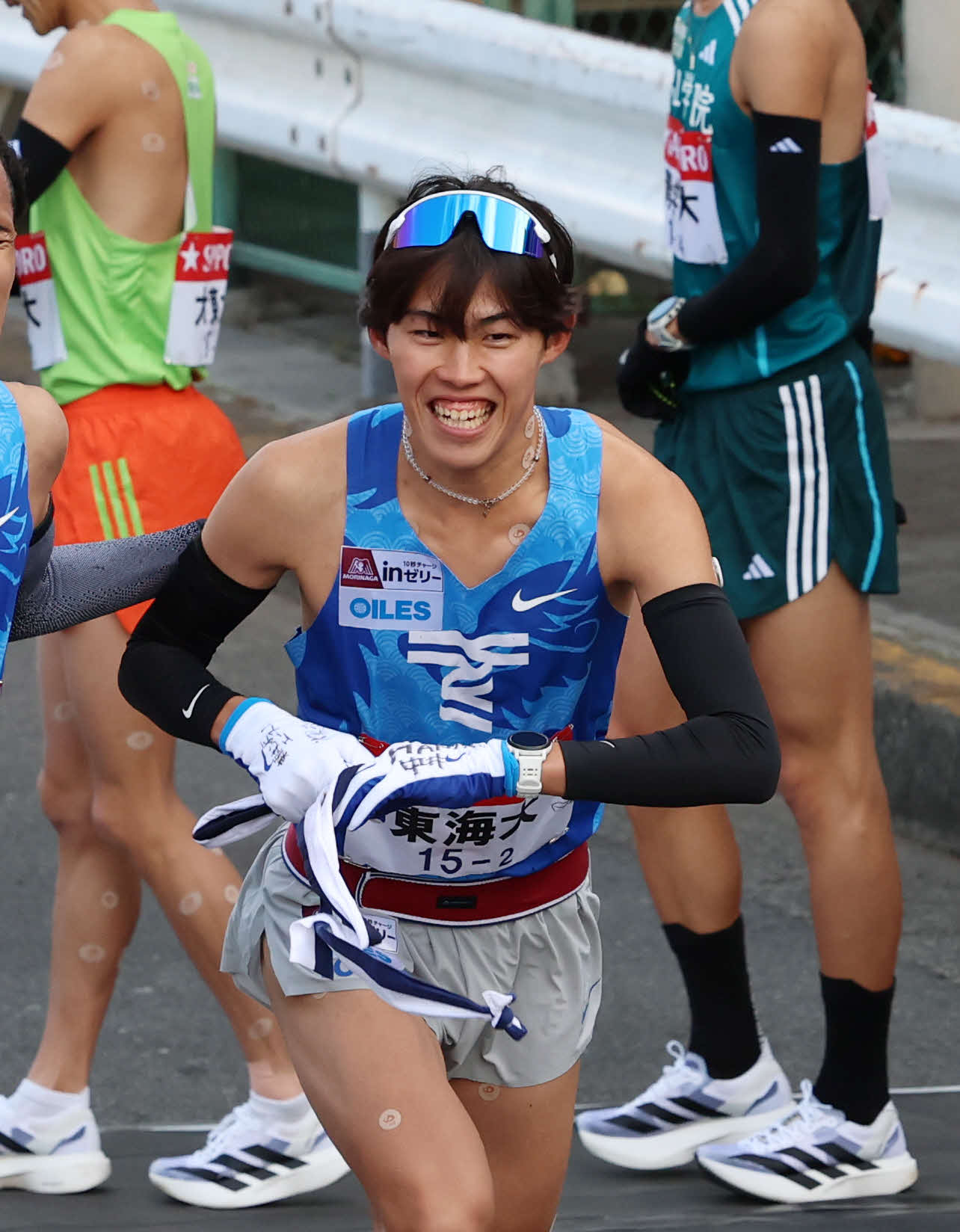 鶴見中継所でタスキを受け取り走り出す東海大・花岡（撮影・増田悦実）