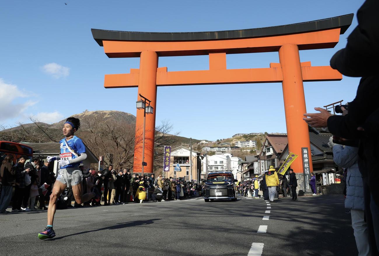 箱根神社鳥居前を通過する東海大5区永（撮影・河田真司）