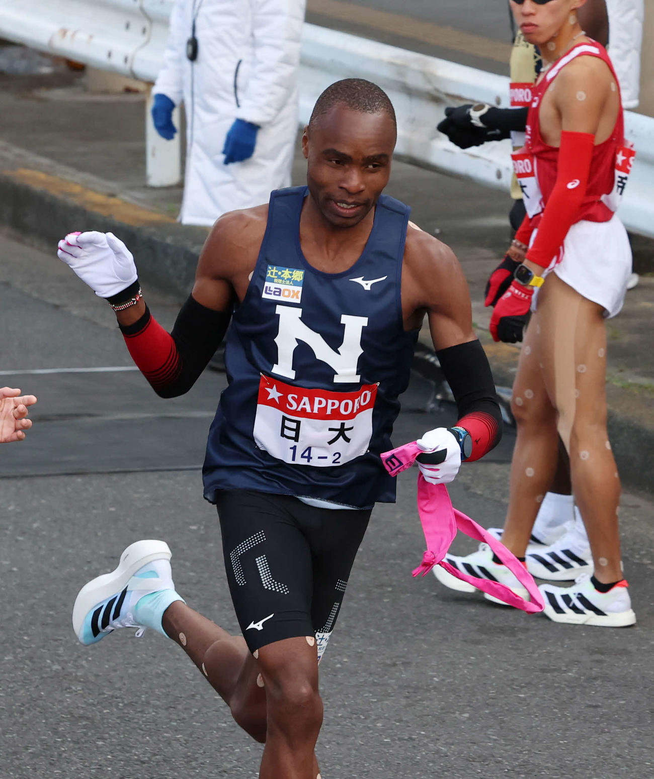 鶴見中継所でタスキを受け取り走り出す日大・キップケメイ（撮影・増田悦実）
