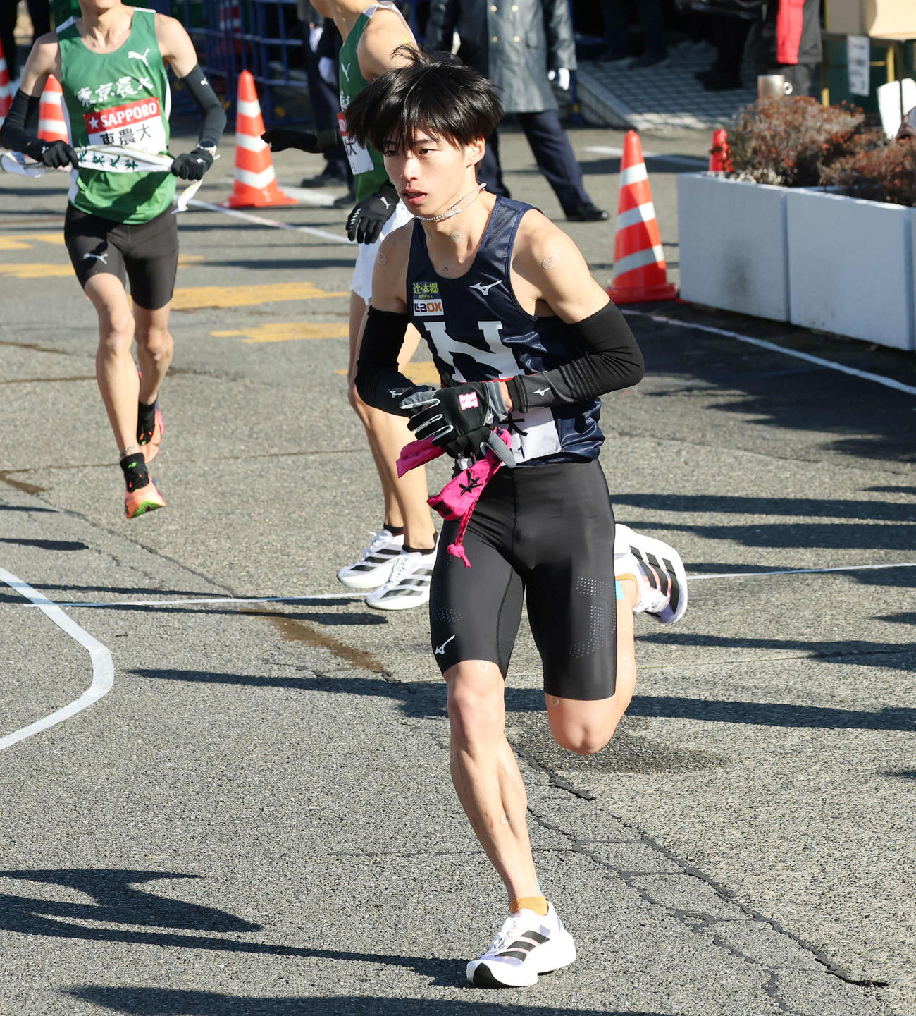 戸塚中継所でタスキを受け駆け出す日大3区冨田（撮影・宮地輝）