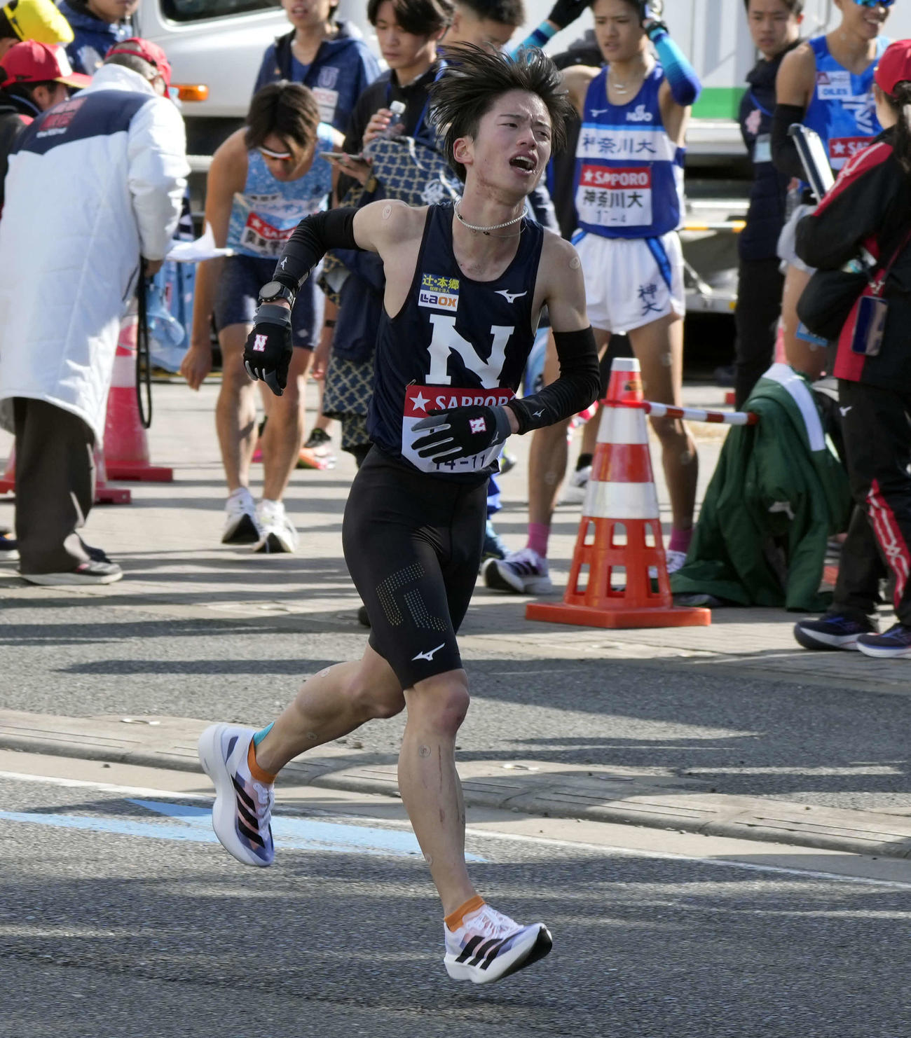 平塚中継所で日大3区冨田は片桐にタスキをつなぐ（撮影・小島史椰）