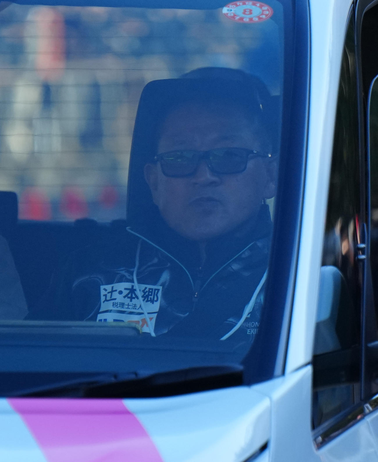 3区、監督車で移動する日大・新雅弘監督（代表撮影）