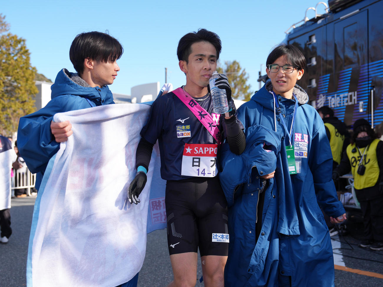 往路9位でゴールした日大5区鈴木（中央）（撮影・足立雅史）