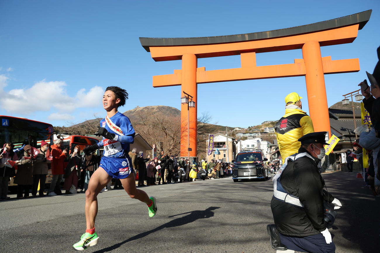箱根神社鳥居前を通過する順大5区小林（撮影・河田真司）