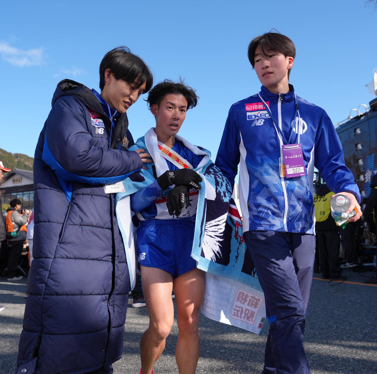 往路6位でゴールした順大5区小林（中央）（撮影・足立雅史）