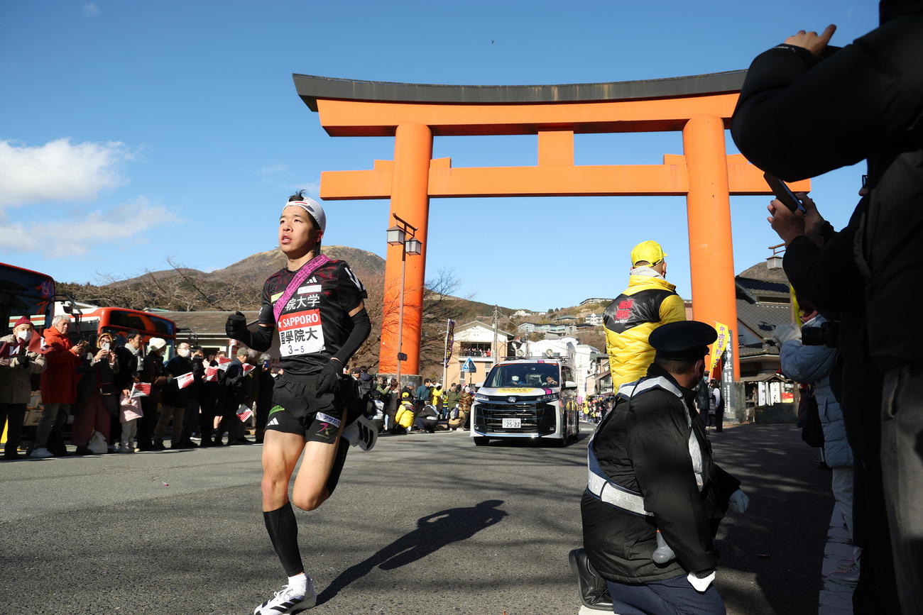 箱根神社鳥居前を通過する国学院大5区高石（撮影・河田真司）