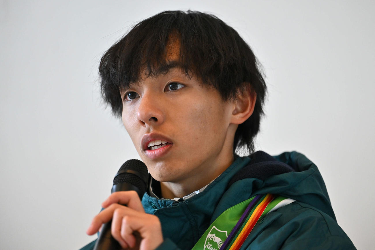 往路を終え会見する青学大・黒田（撮影・滝沢徹郎）