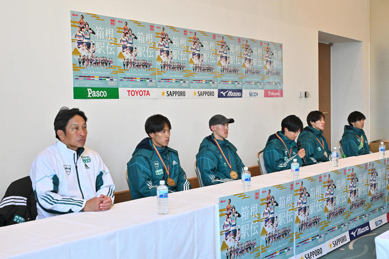 往路を終え会見に臨む青学大の、左から原監督、1区小河原、2区飯田、3区宇田川、4区平松、5区黒田（撮影・滝沢徹郎）