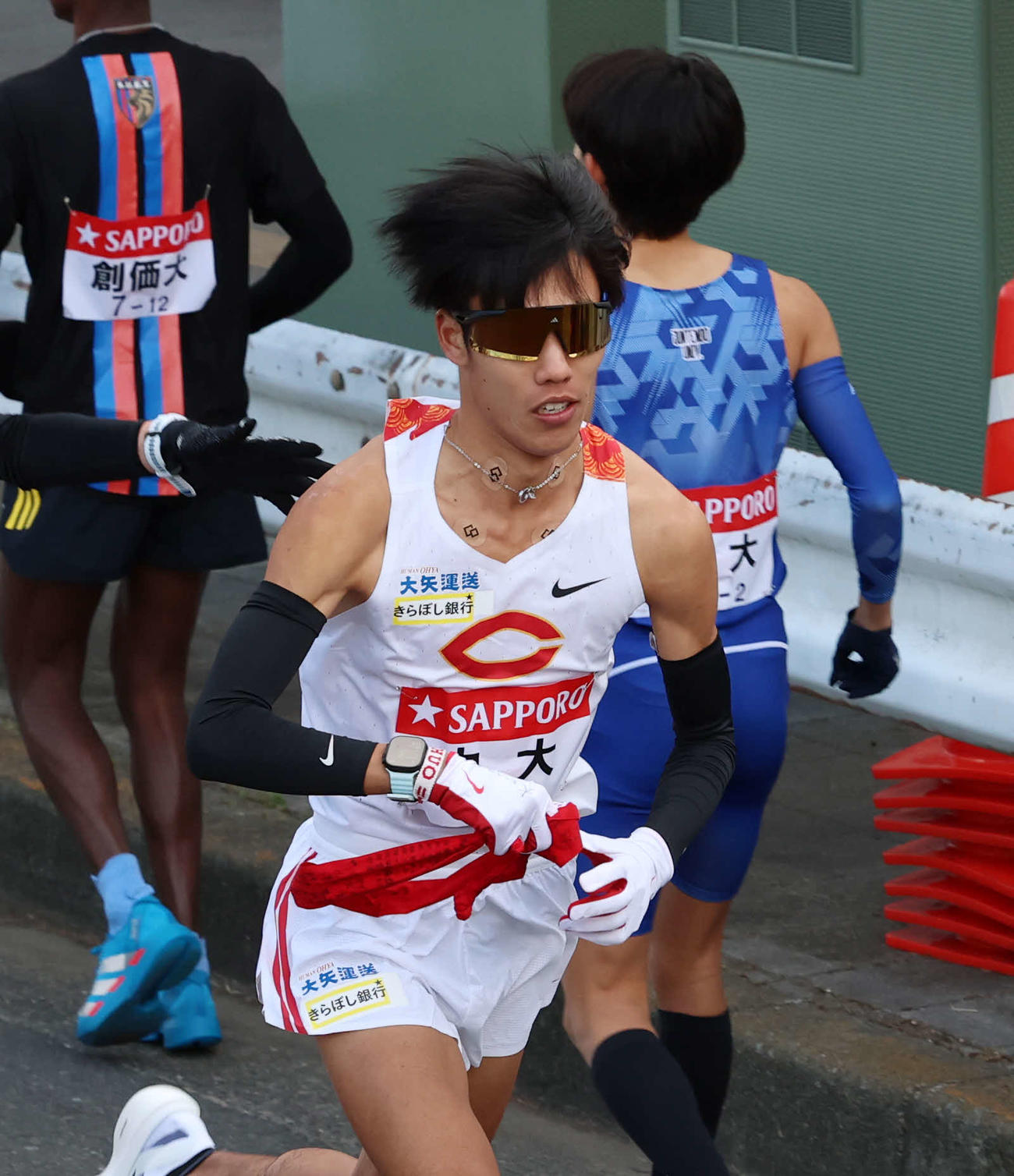 鶴見中継所でタスキを受け取り走り出す中大・溜池（撮影・増田悦実）