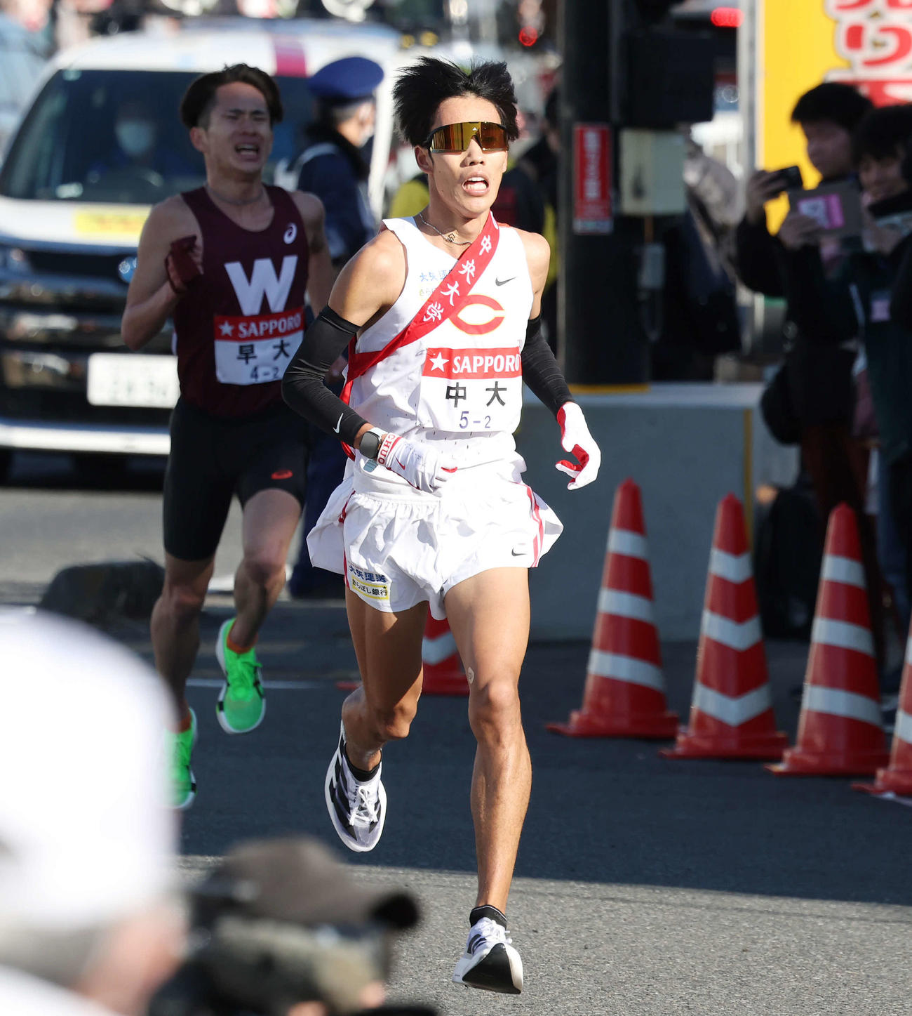 戸塚中継所に駆け込む中大2区溜池（撮影・宮地輝）