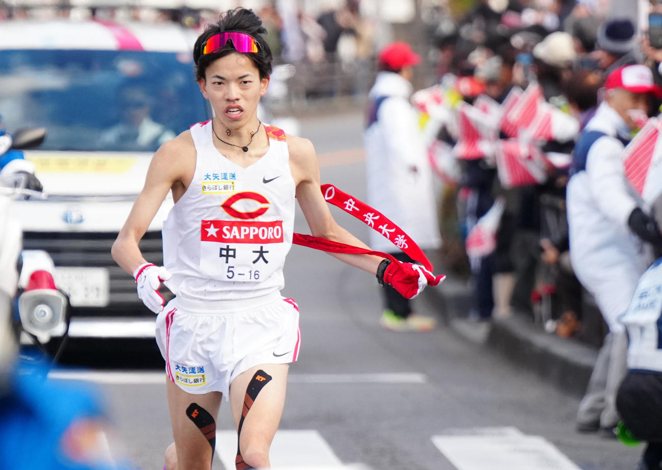 4区、たすきをとる中大・岡田開成（代表撮影）