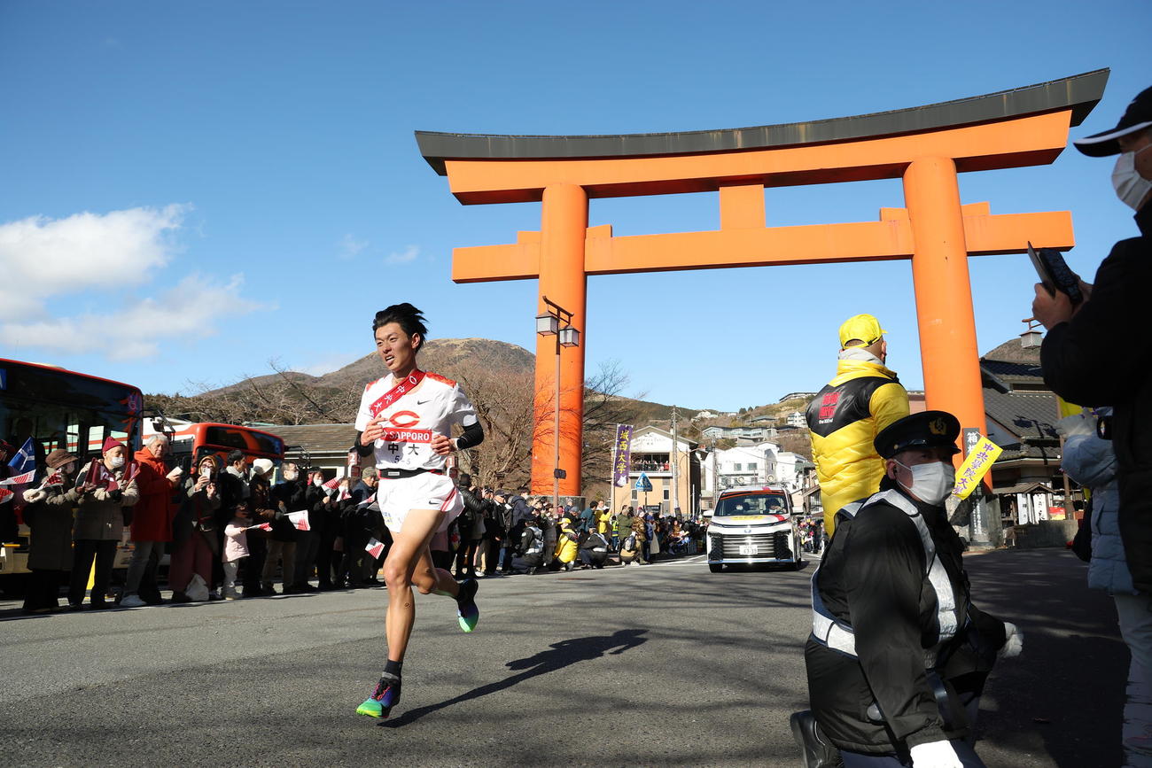 箱根神社鳥居前を通過する中大5区柴田（撮影・河田真司）
