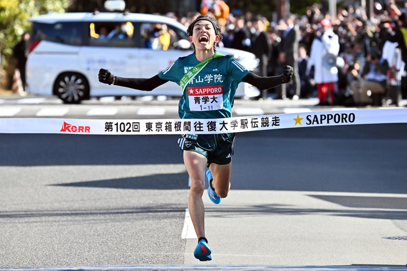往路優勝を決めガッツポーズでゴールする青学大5区黒田（撮影・滝沢徹郎）