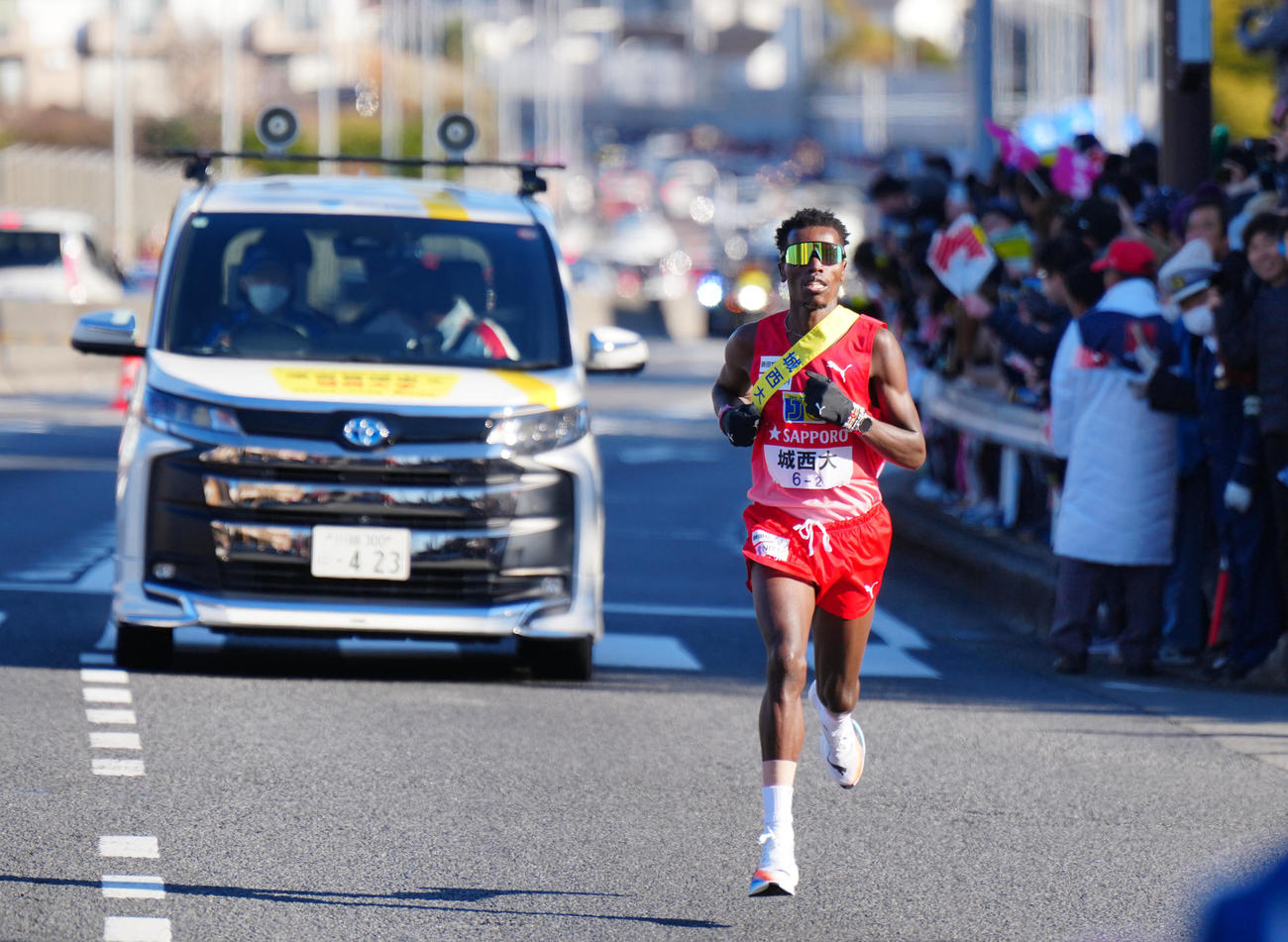 2区、快走する城西大・キムタイ（代表撮影）
