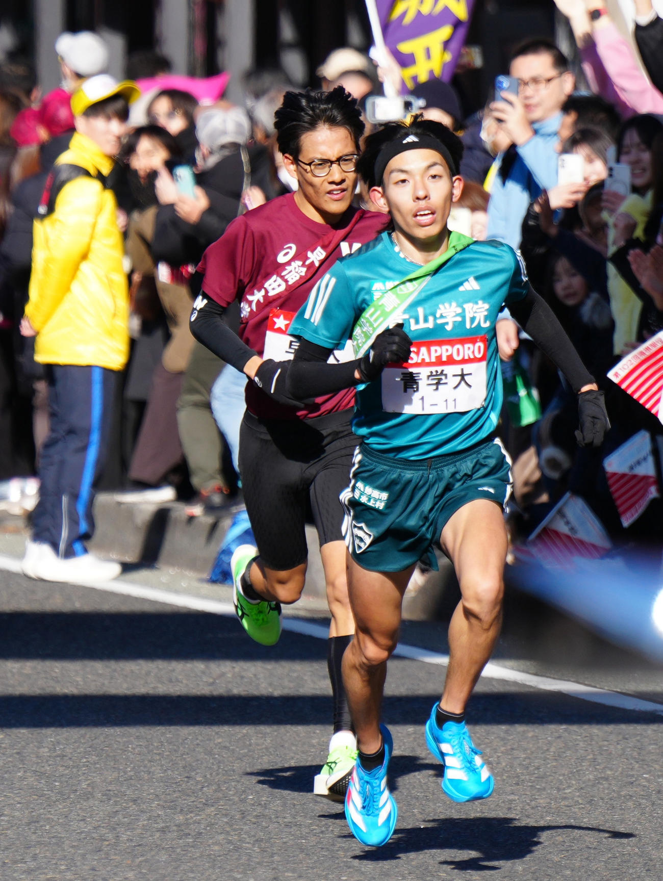 5区、青学大・黒田朝日（右）にトップを譲る早大・工藤慎作（代表撮影）