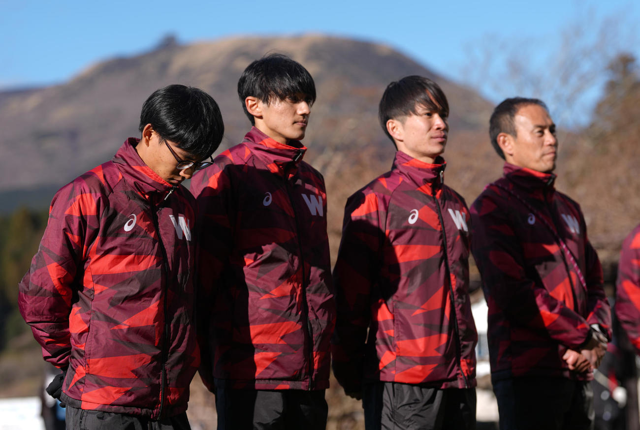 レース後、応援団を前にうつむく早大5区工藤（左端）。右端は花田監督（撮影・足立雅史）