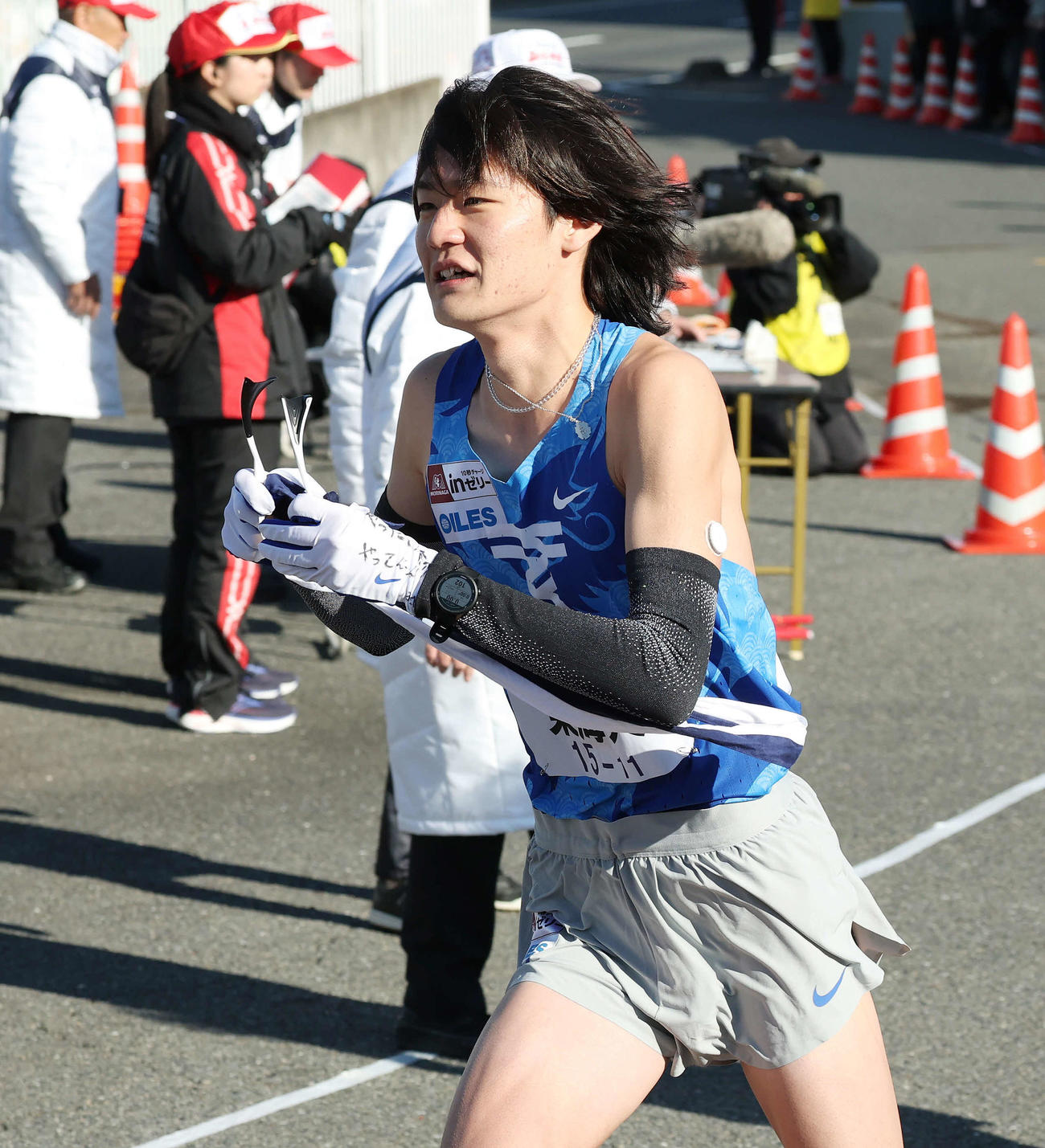 戸塚中継所でタスキを受け駆け出す東海大3区草刈（撮影・宮地輝）