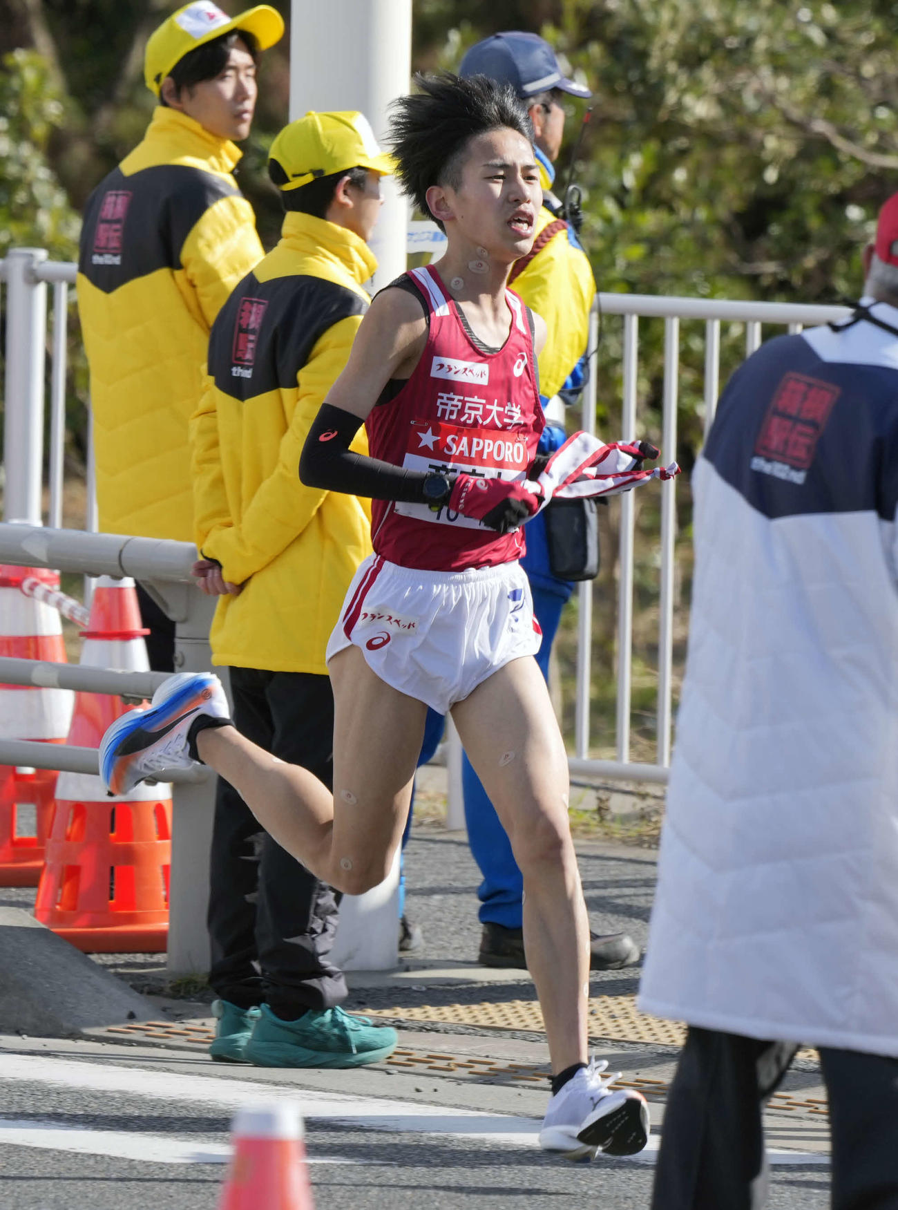 平塚中継所に向かう帝京大3区島田（撮影・小島史椰）
