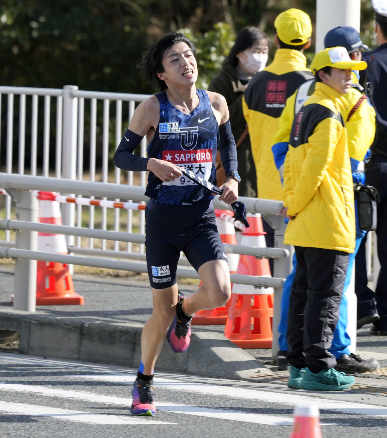 平塚中継所に向かう東洋大3区迎（撮影・小島史椰）
