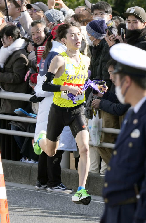 平塚中継所に向かう中央学院大3区坂本(撮影・小島史椰)