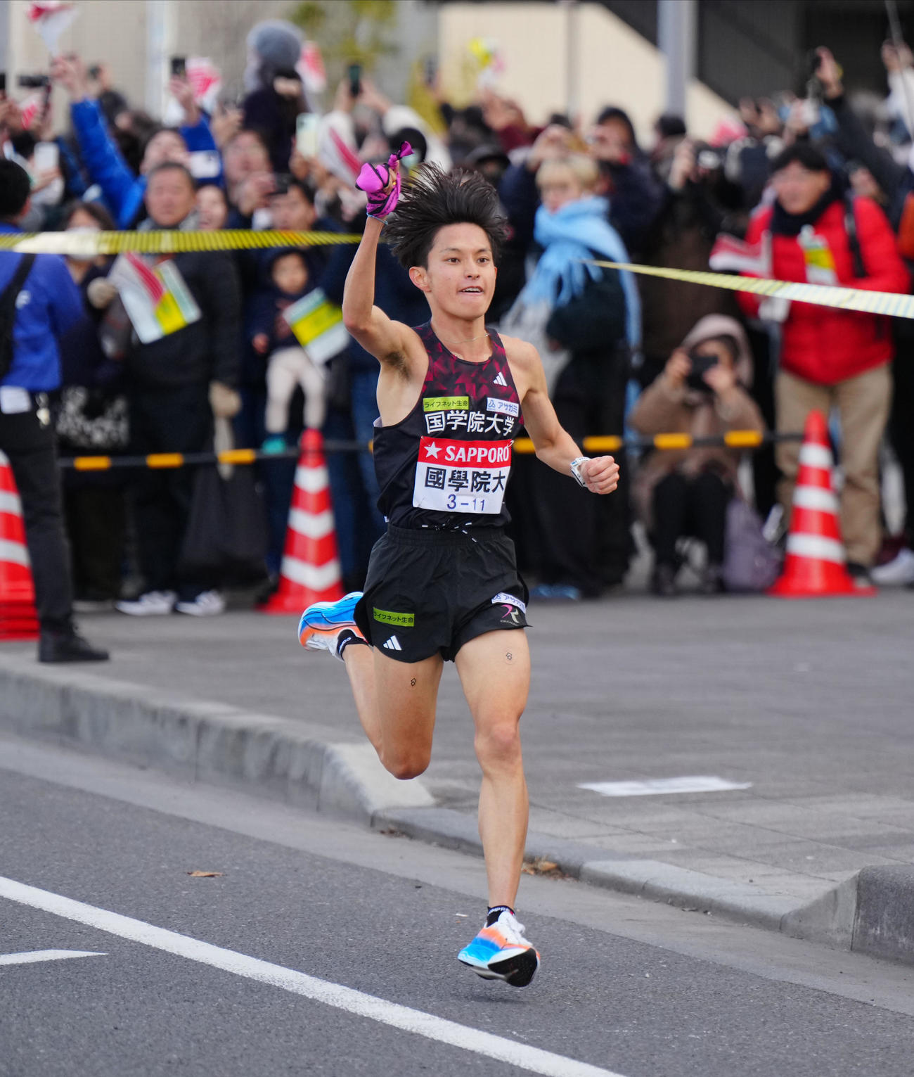 1区、ガッツポーズする国学院大・青木瑠郁（代表撮影）