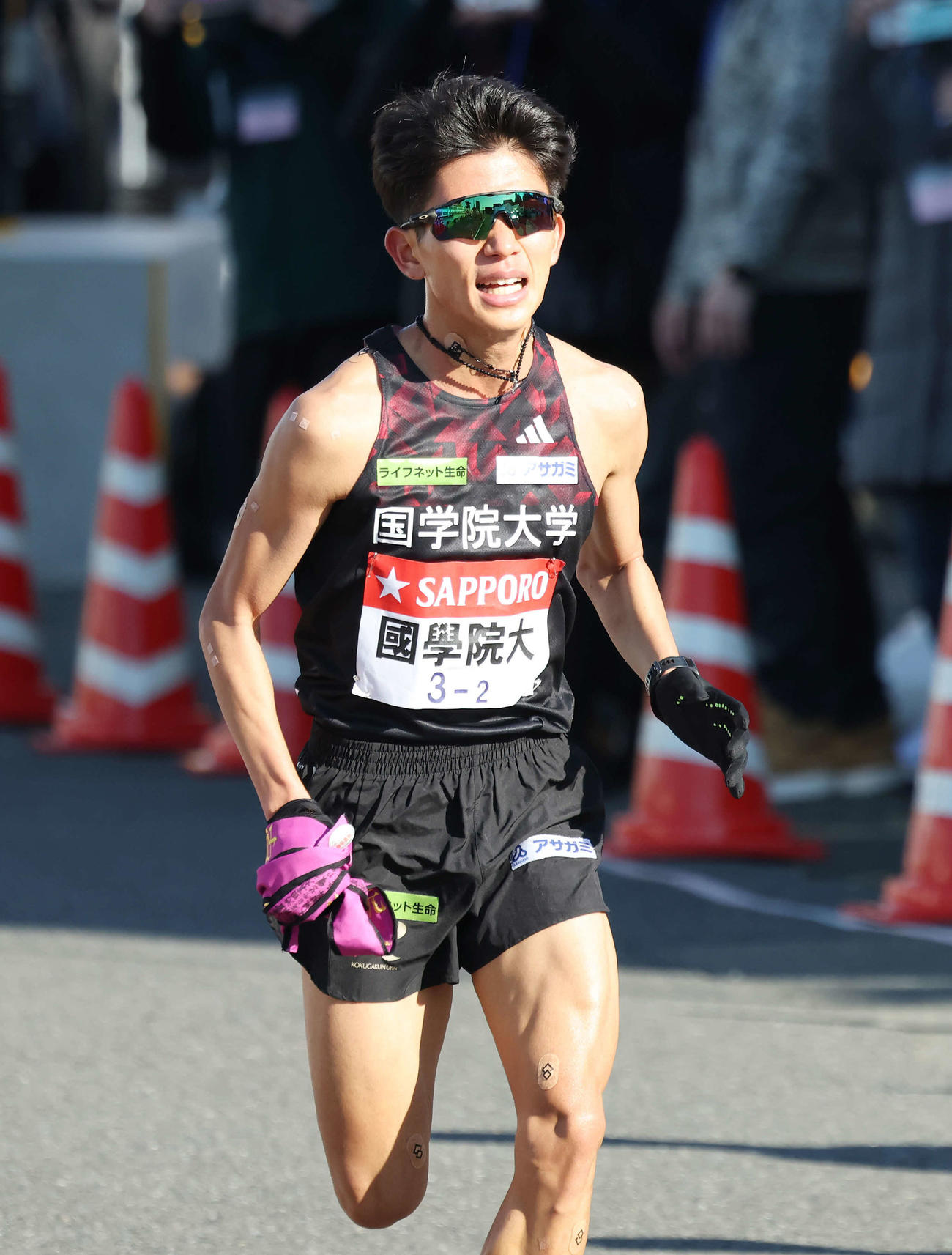 戸塚中継所に駆け込む国学院大2区上原（撮影・宮地輝）