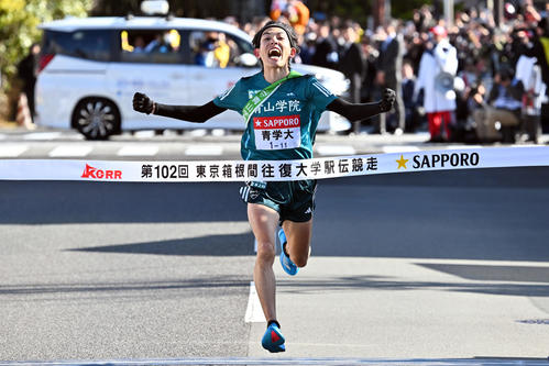 往路優勝を決めガッツポーズでゴールする青学大5区黒田（撮影・滝沢徹郎）