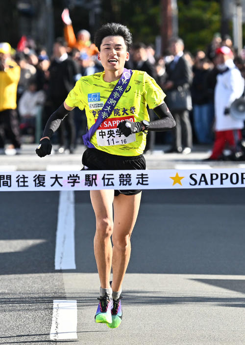 往路11位でゴールする5区中央学院大・米田（撮影・滝沢徹郎）