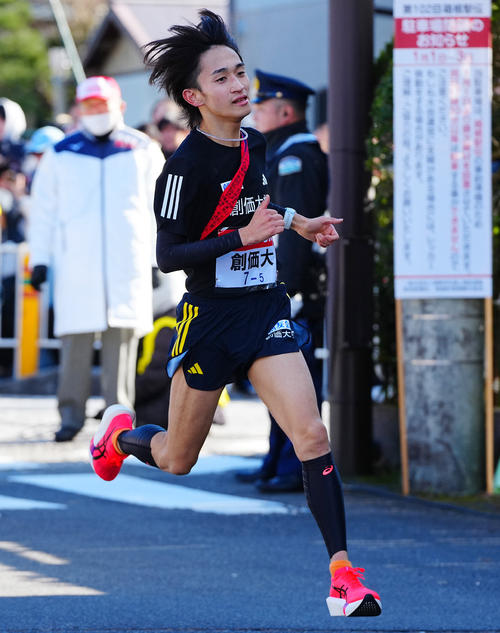 往路最後の直線に入る創価大5区野沢（撮影・垰建太）