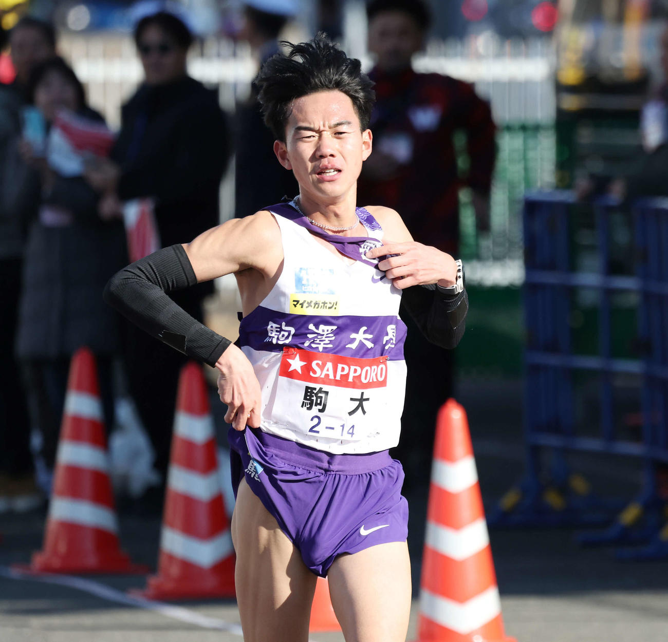 戸塚中継所でタスキに手をかける駒大2区桑田（撮影・宮地輝）