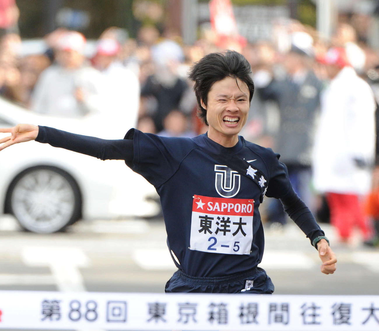 往路のゴールテープを切る東洋大の柏原（2012年1月撮影）