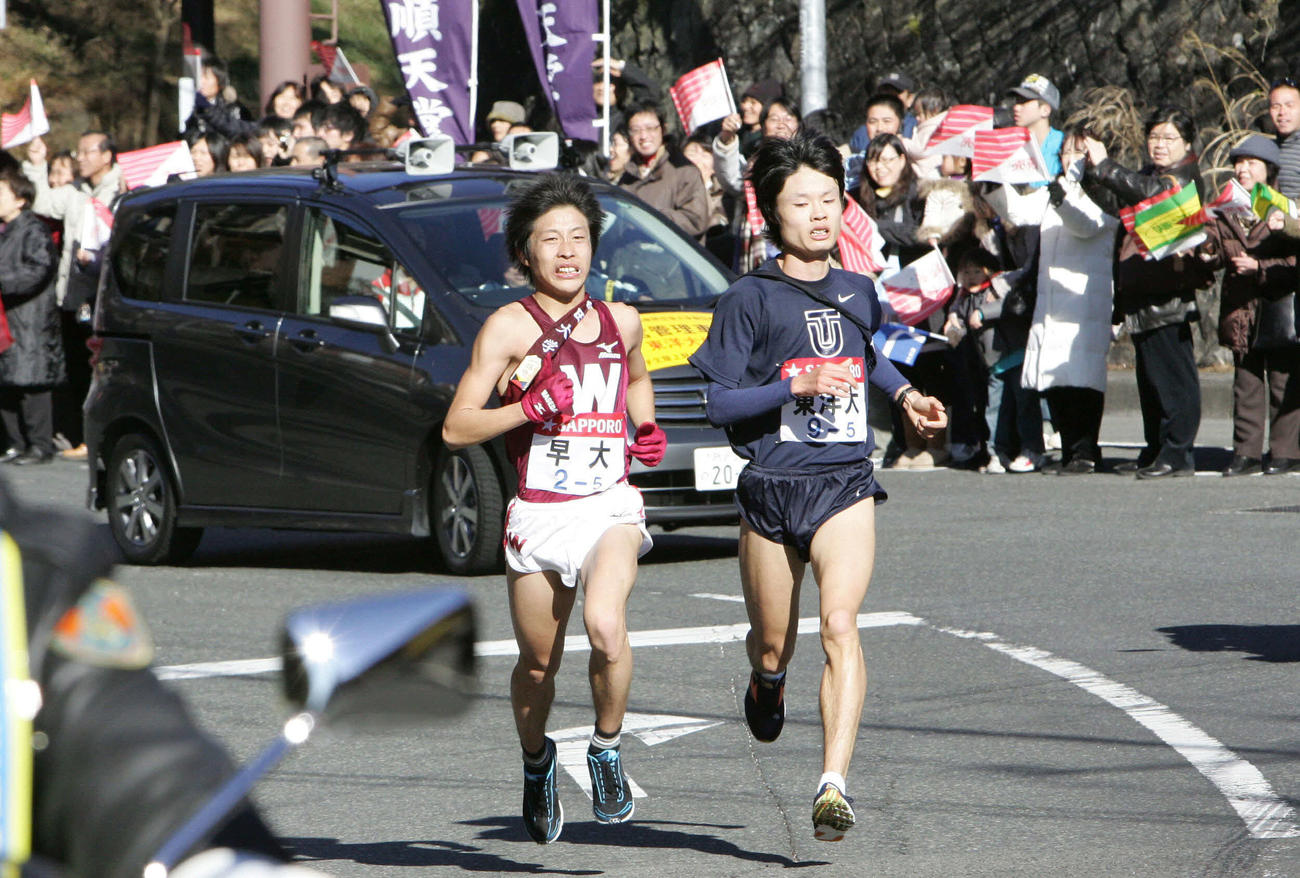 第85回箱根駅伝往路5区で併走する早大・三輪真之と東洋大・柏原竜二（2009年1月撮影）