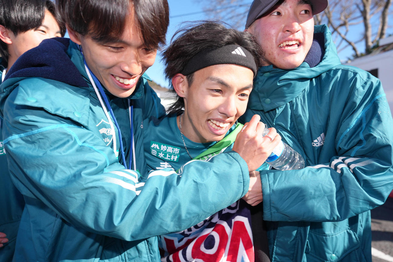区間新記録でチームを往路優勝に導き笑顔を見せる青学大5区黒田朝日（中央）（撮影・足立雅史）
