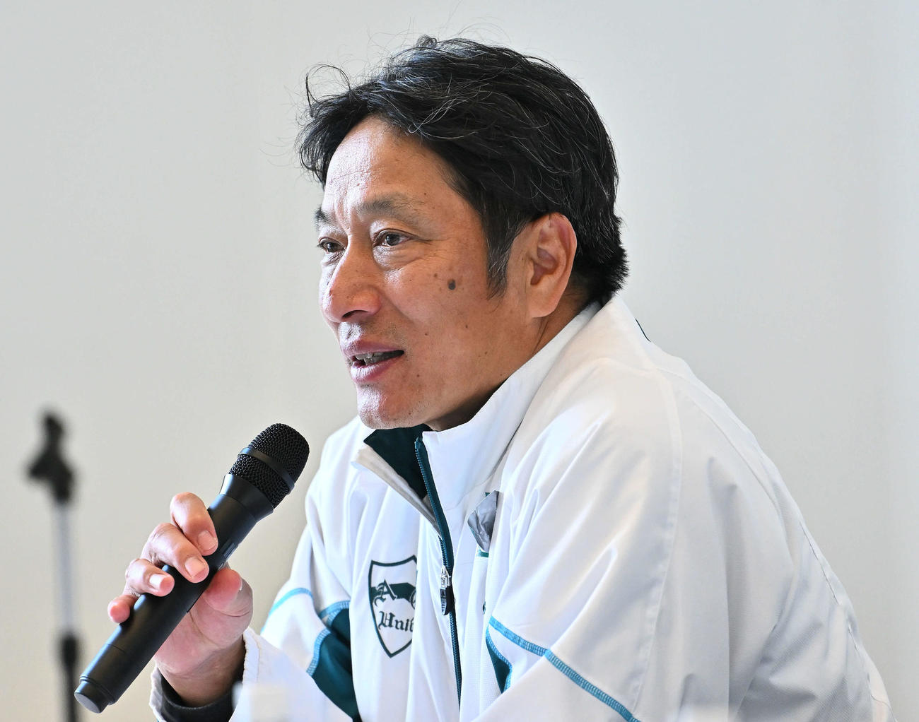 往路を終え会見する青学大・原監督（撮影・滝沢徹郎）
