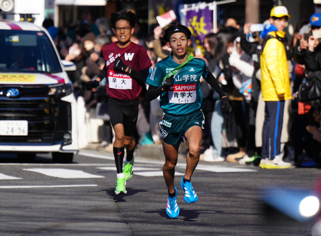 5区、早大・工藤慎作（左）を抜き去り、トップに躍り出る青学大・黒田朝日（代表撮影）