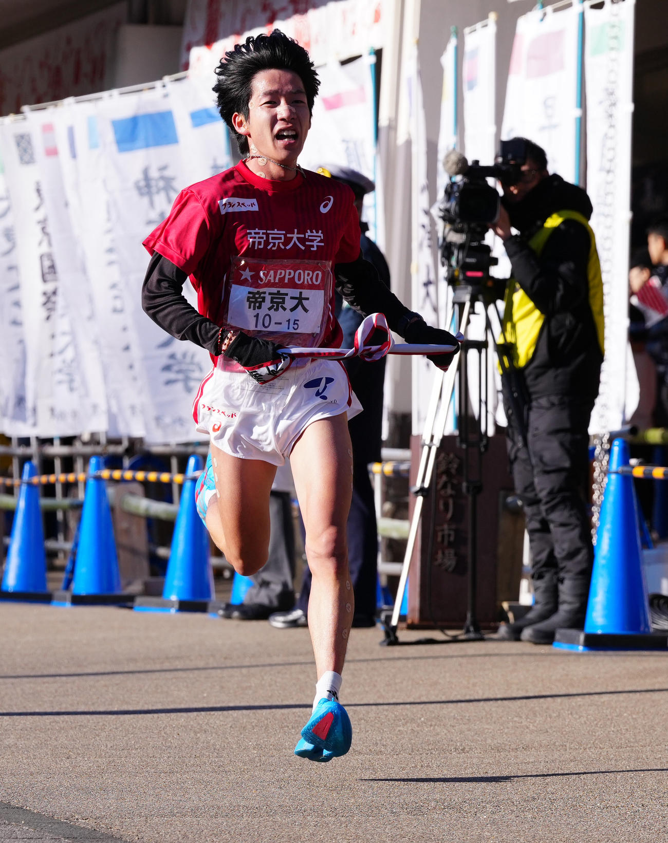 小田原中継所に到着した帝京大6区広田（撮影・鈴木みどり）