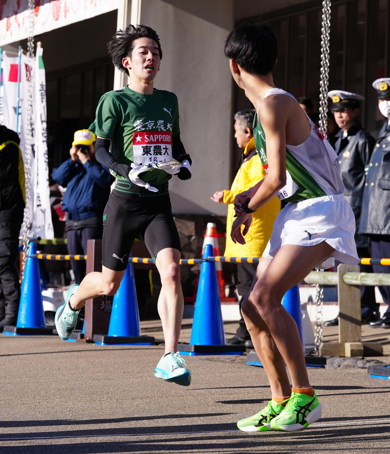 小田原中継所に到着した東農大6区梅原（撮影・鈴木みどり）