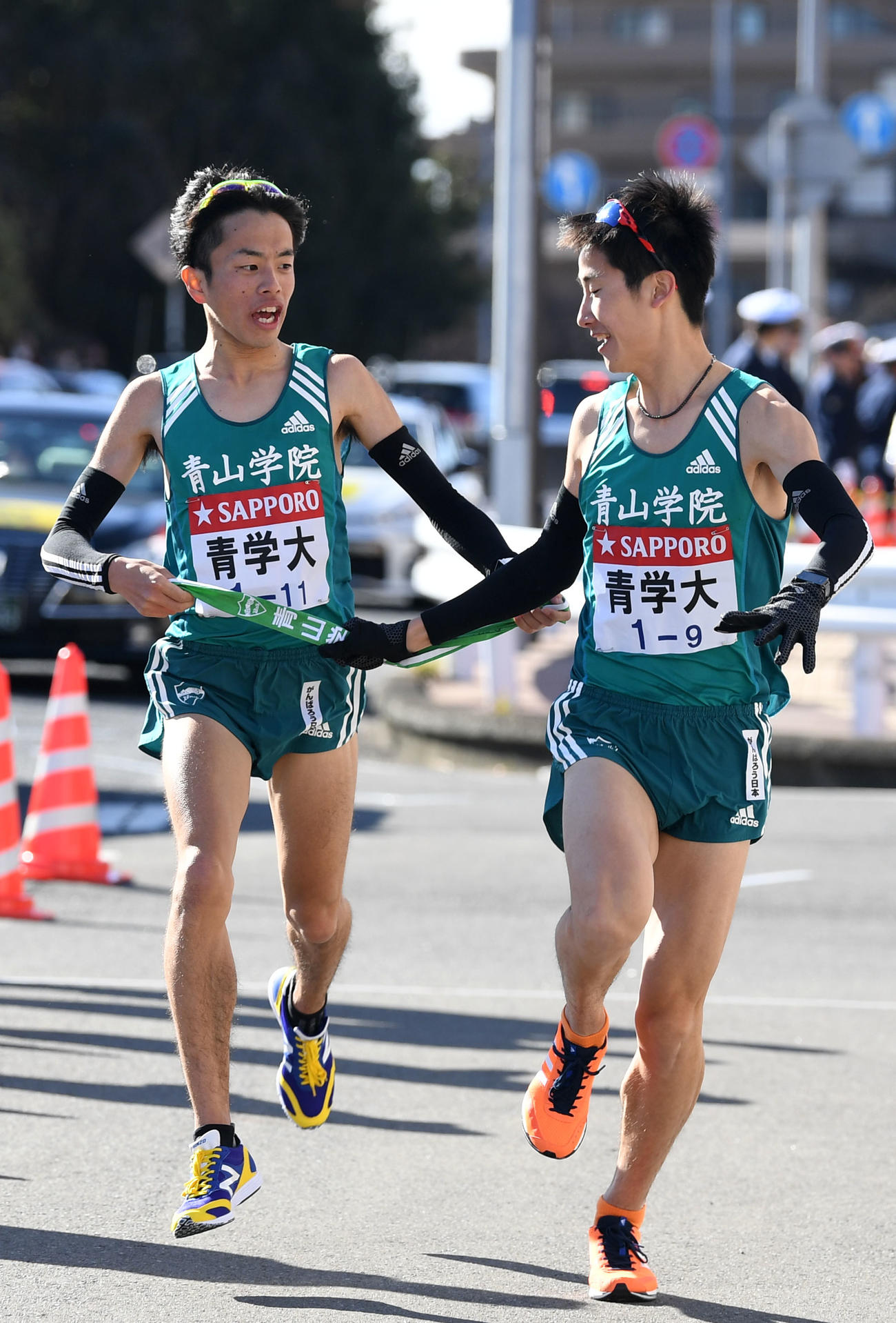 第94回箱根駅伝　復路　戸塚中継所で青学大9区近藤修一郎（右）にたすきを渡す8区下田裕太（2018年1月3日影）