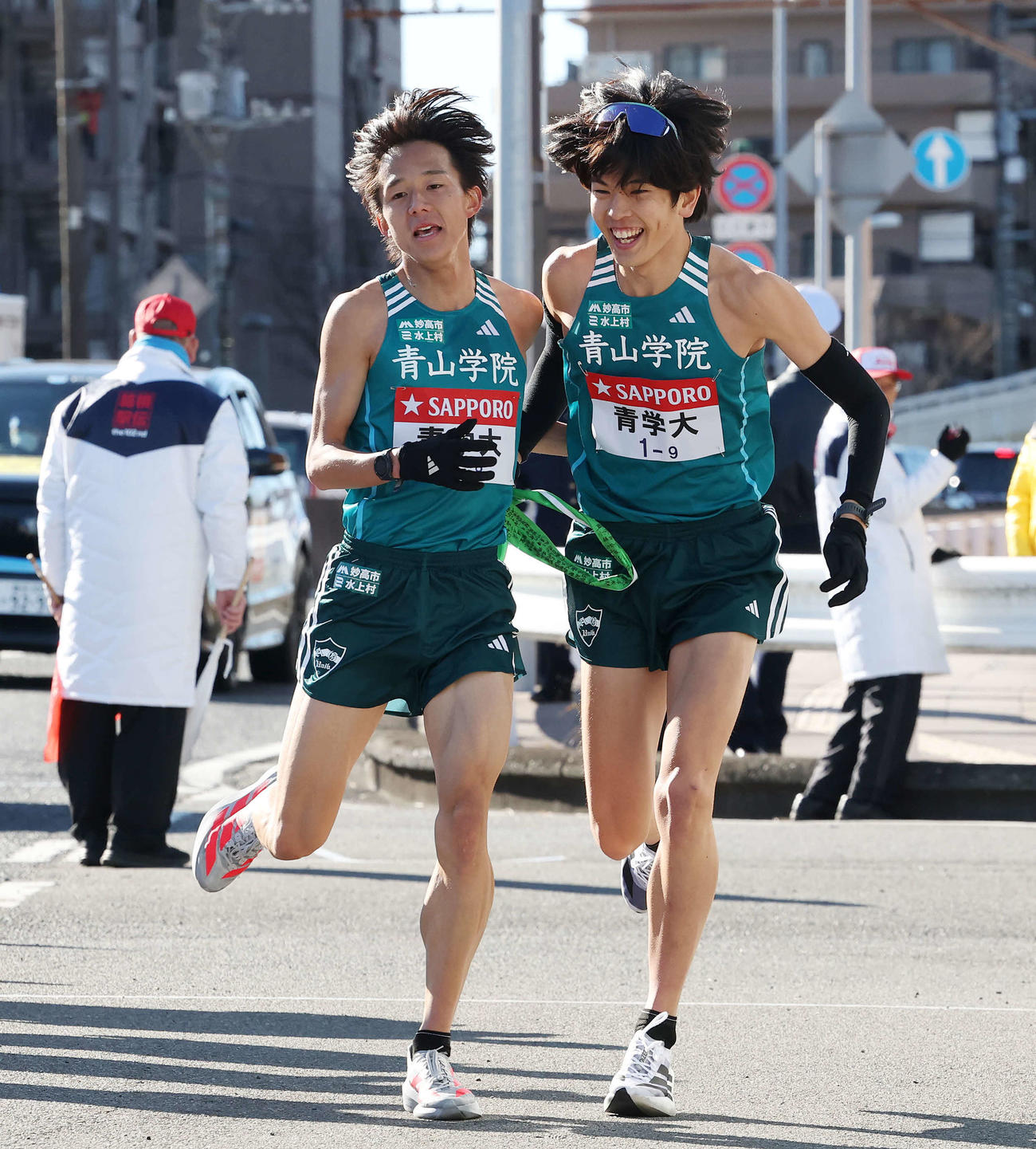 戸塚中継所で青学大8区塩出（左）は9区佐藤にタスキをつなぐ（撮影・宮地輝）