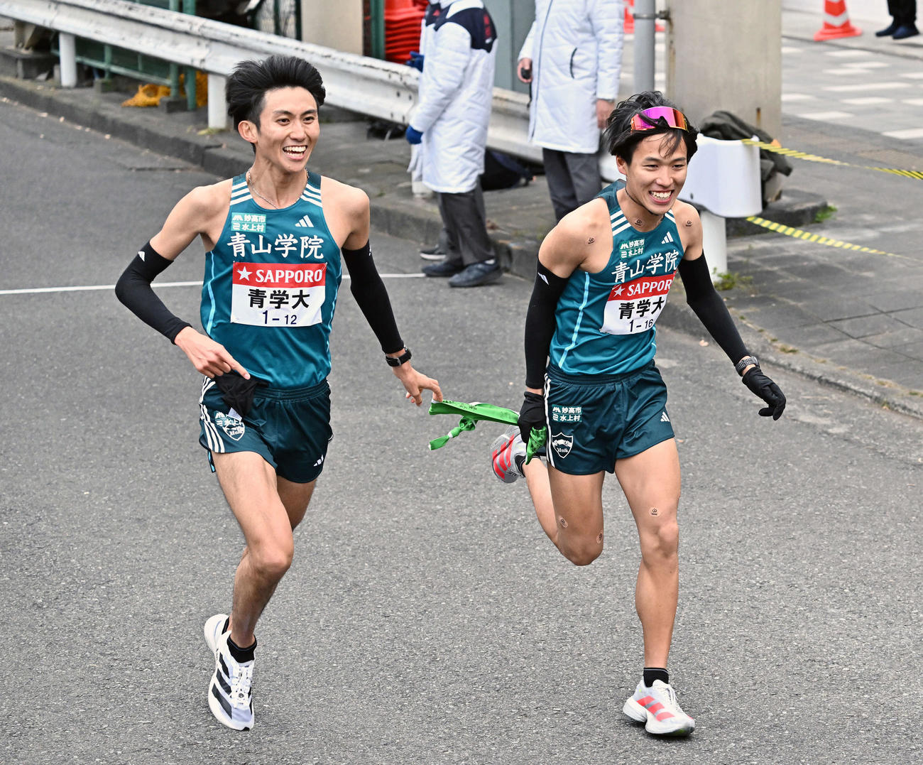 鶴見中継所でタスキリレーする青学大の9区田中悠登（左）と10区小河原（2025年1月3日）