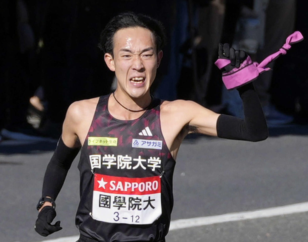 平塚中継所に向かう国学院大7区高山（撮影・小島史椰）