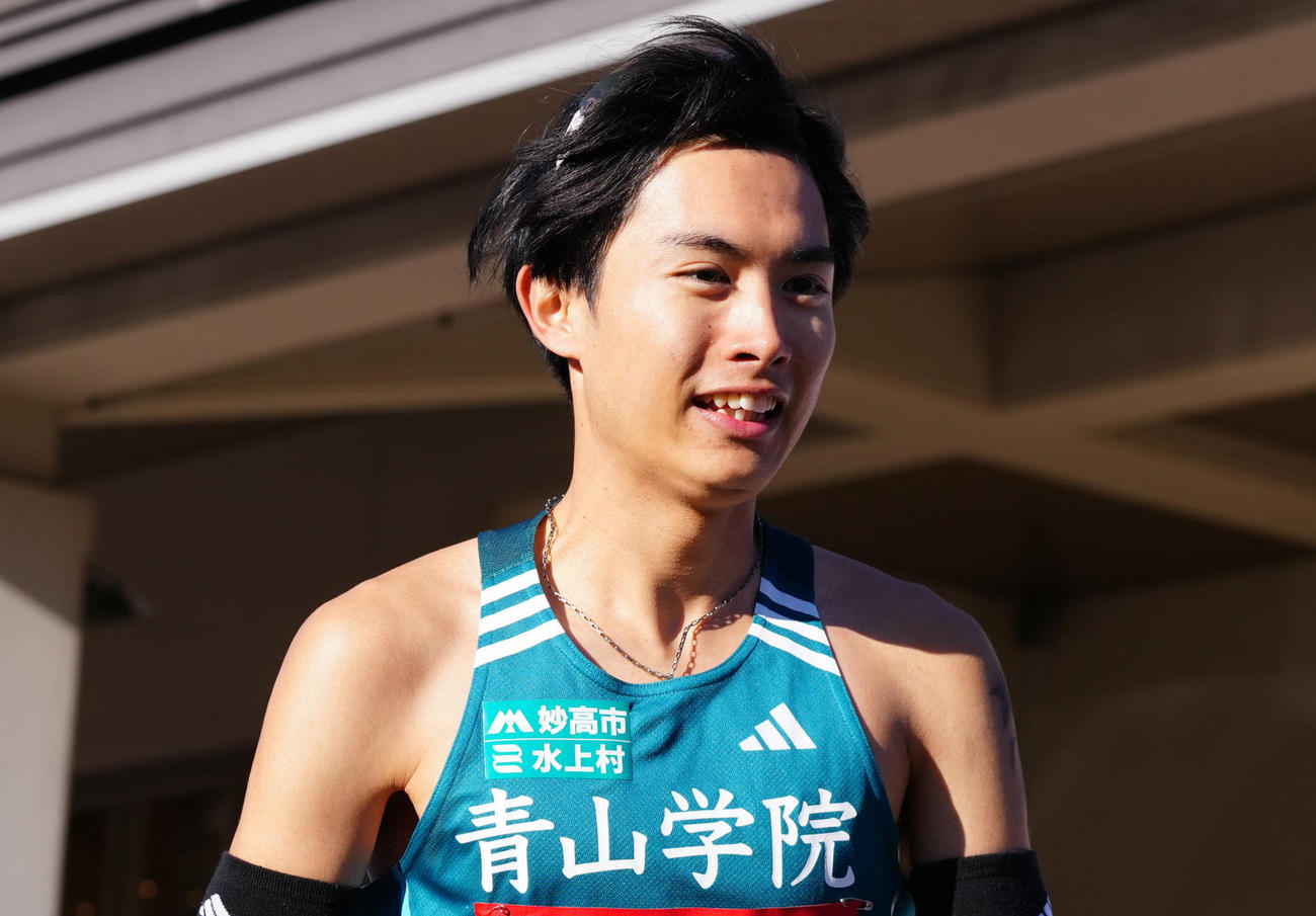 小田原中継所を出発する青学大7区佐藤（撮影・鈴木みどり）
