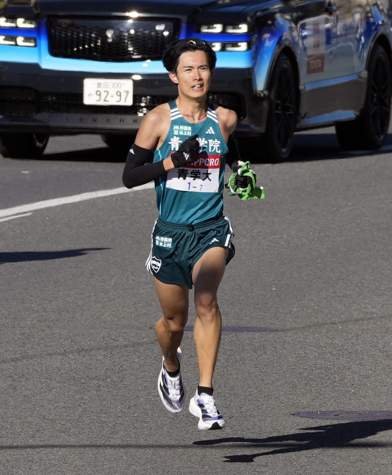 平塚中継所に向かう青学大7区佐藤愛（撮影・小島史椰）