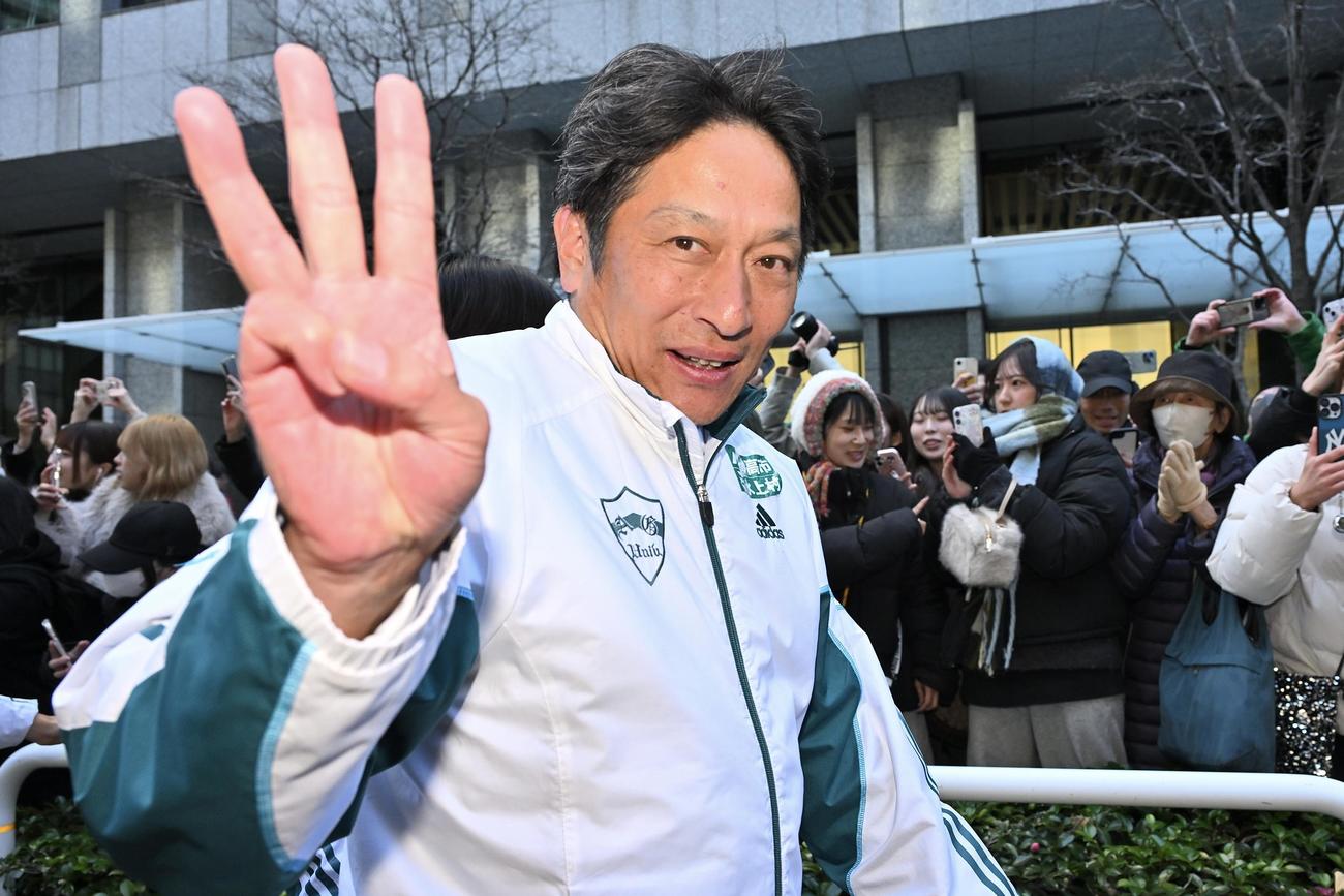 総合優勝を決めポーズを決める青学大・原監督（撮影・滝沢徹郎）